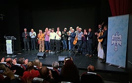 Participantes en el acto y público aplauden a los hijos y al nieto del profesor y flamenco.