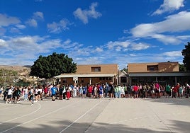 Acto de homenaje el que fuera director del CEIP Santa Isabel, en el camino de La Molineta.