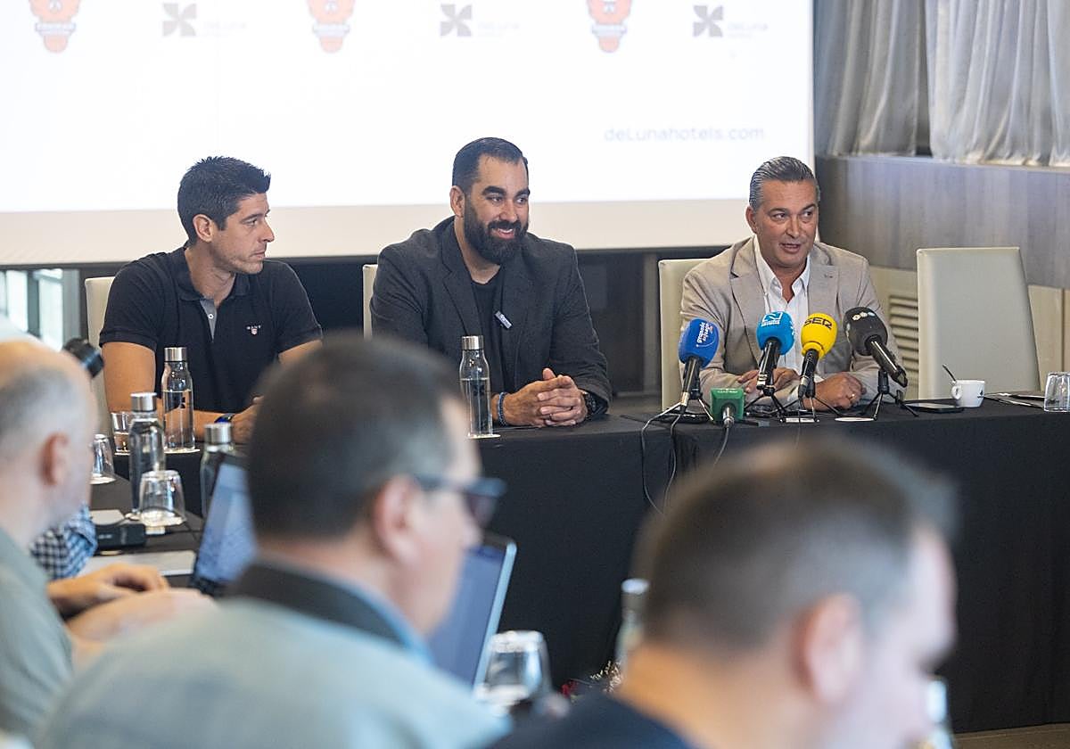 A la derecha, el presidente del Covirán Granada, Óscar Fernández-Arenas.