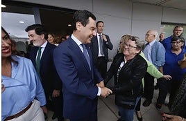 Juanma Moreno saluda a una de las beneficiarias de los apartamentos para mayores entragados en Córdoba.