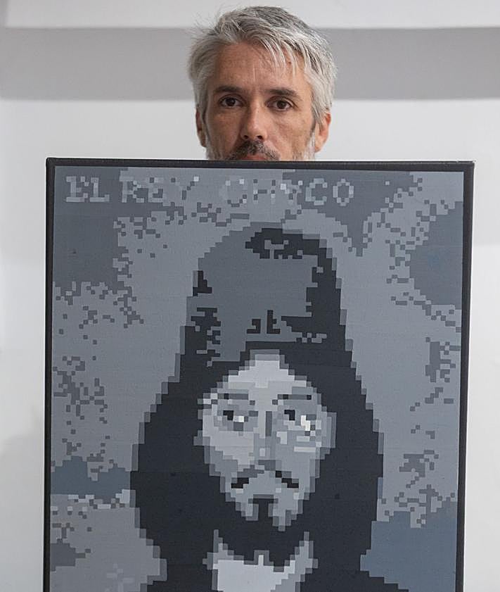 Imagen secundaria 2 - Uno de los murales de AxisPixel, en el Centro de la Mujer de Illesca; dos obras que mezcan hiperrealismo y pixelart; y Nacho, con Boabdil. 