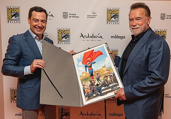 Moreno Bonilla y Schwarzenegger, con el Superman de Jorge Jiménez.