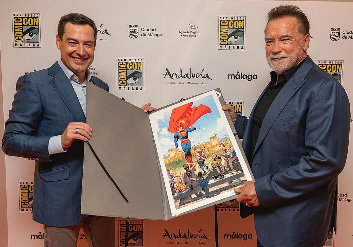 Moreno Bonilla y Schwarzenegger, con el Superman de Jorge Jiménez.