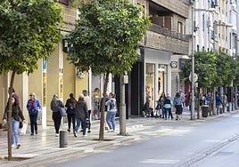 Cartel de señalización de la zona de bajas emisiones en Granada.