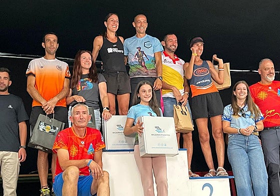 Podio con los participantes destacados en las distintas modalidades.