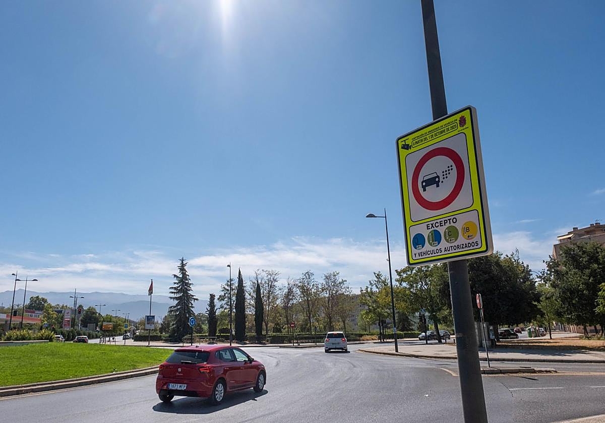 Cartel de señalización de la zona de bajas emisiones en Granada.