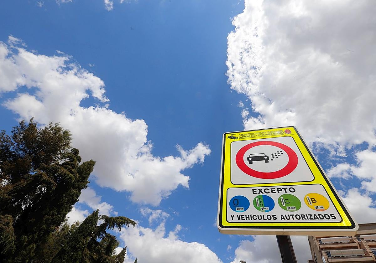 Cartel de señalización de la zona de bajas emisiones en Granada.