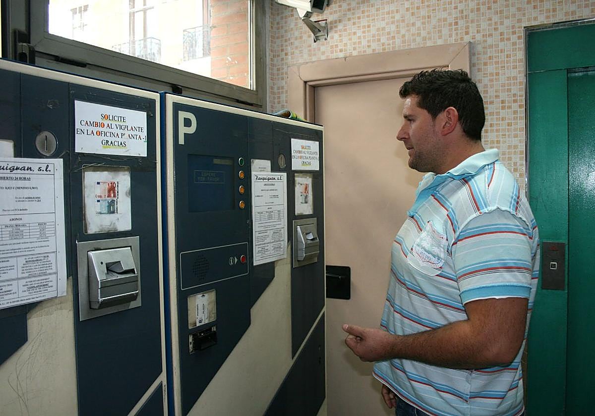 Un usuario consulta una de las máquinas del parking en una imgen de archivo.