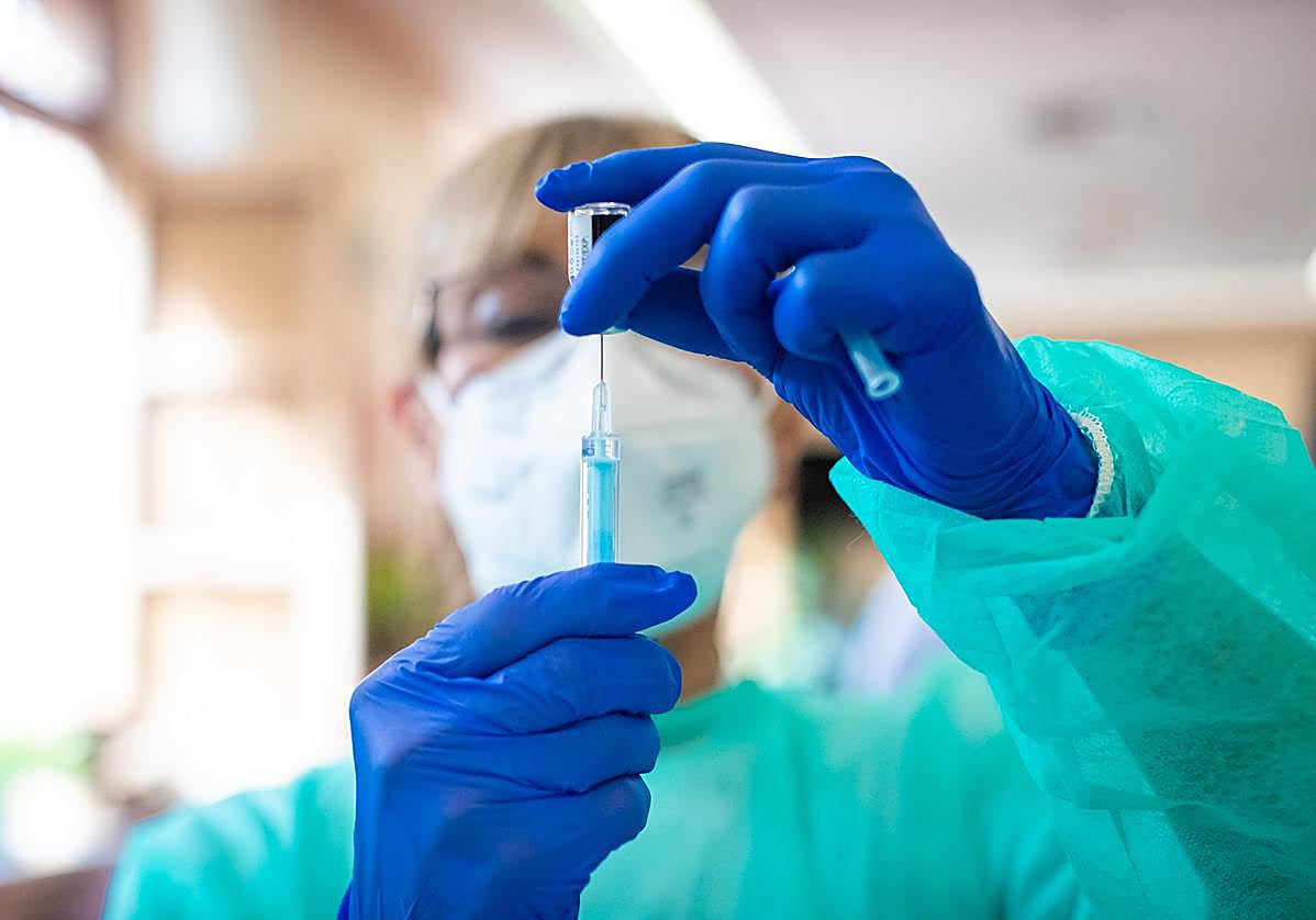 Una enfermera prepara una vacuna en una imagen de archivo.