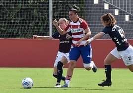 La rojiblanca Alba Pérez sortea a dos rivales del Eibar en la Ciudad Deportiva.