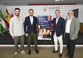 El concejal Óscar Bleda, junto a los organizadores del festival en Almería.