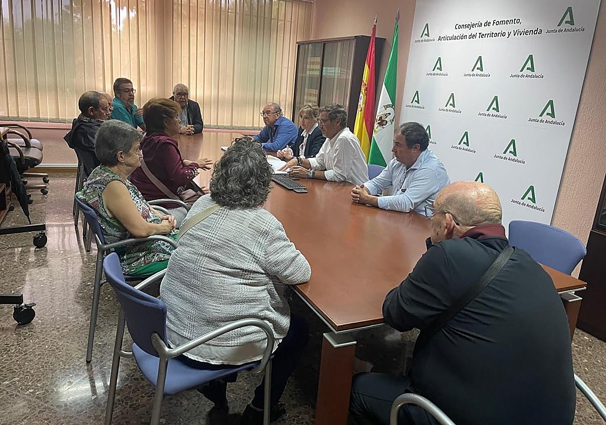 Reunión entre los vecinos y representantes de la Delegación de Fomento y AVRA.