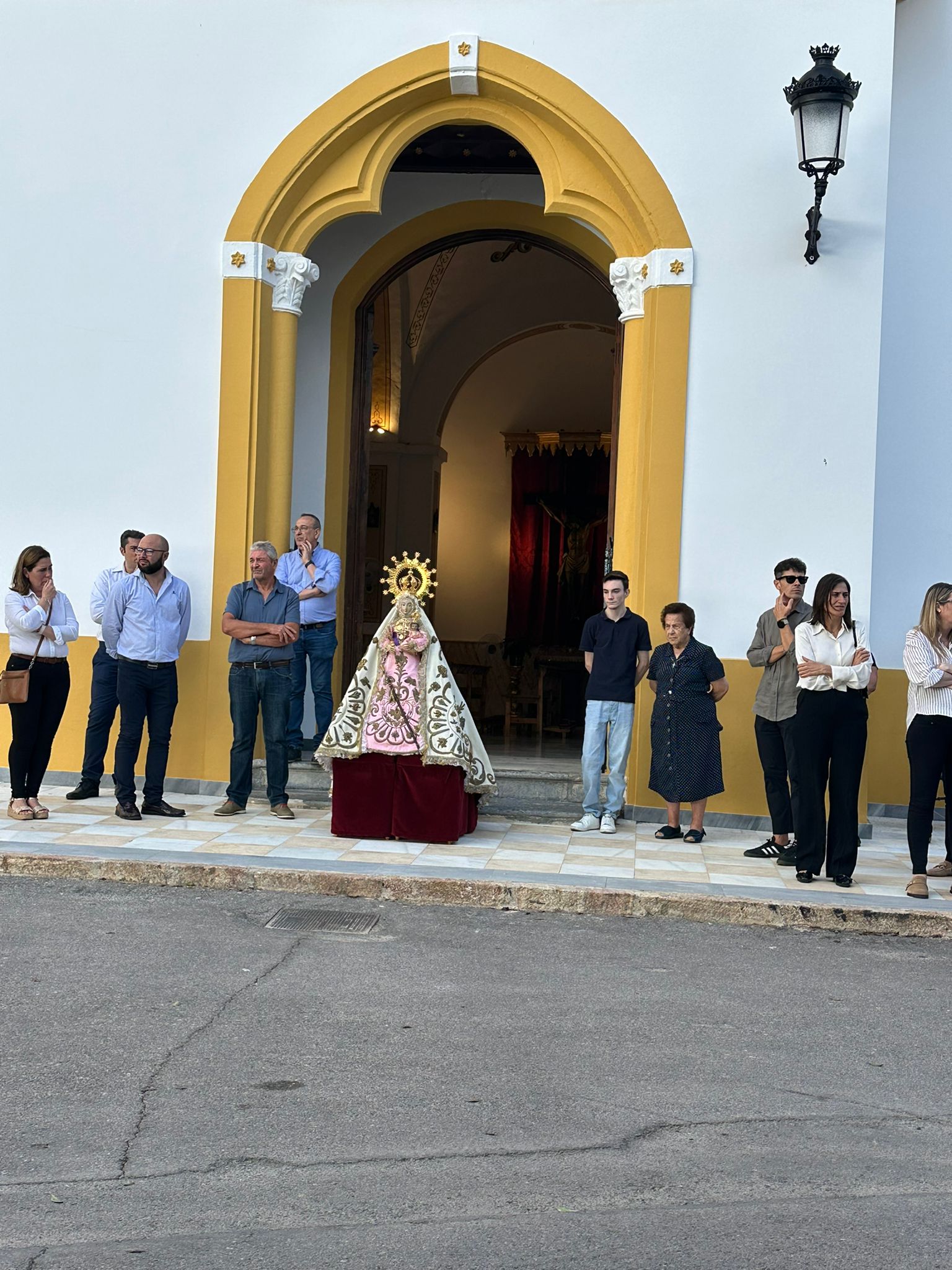 La Virgen de Gádor, a la espera del féretro de Antonio Campos.