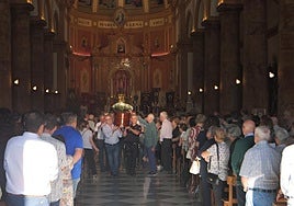 El féretro de Antonio Campos en el interior de la parroquia.