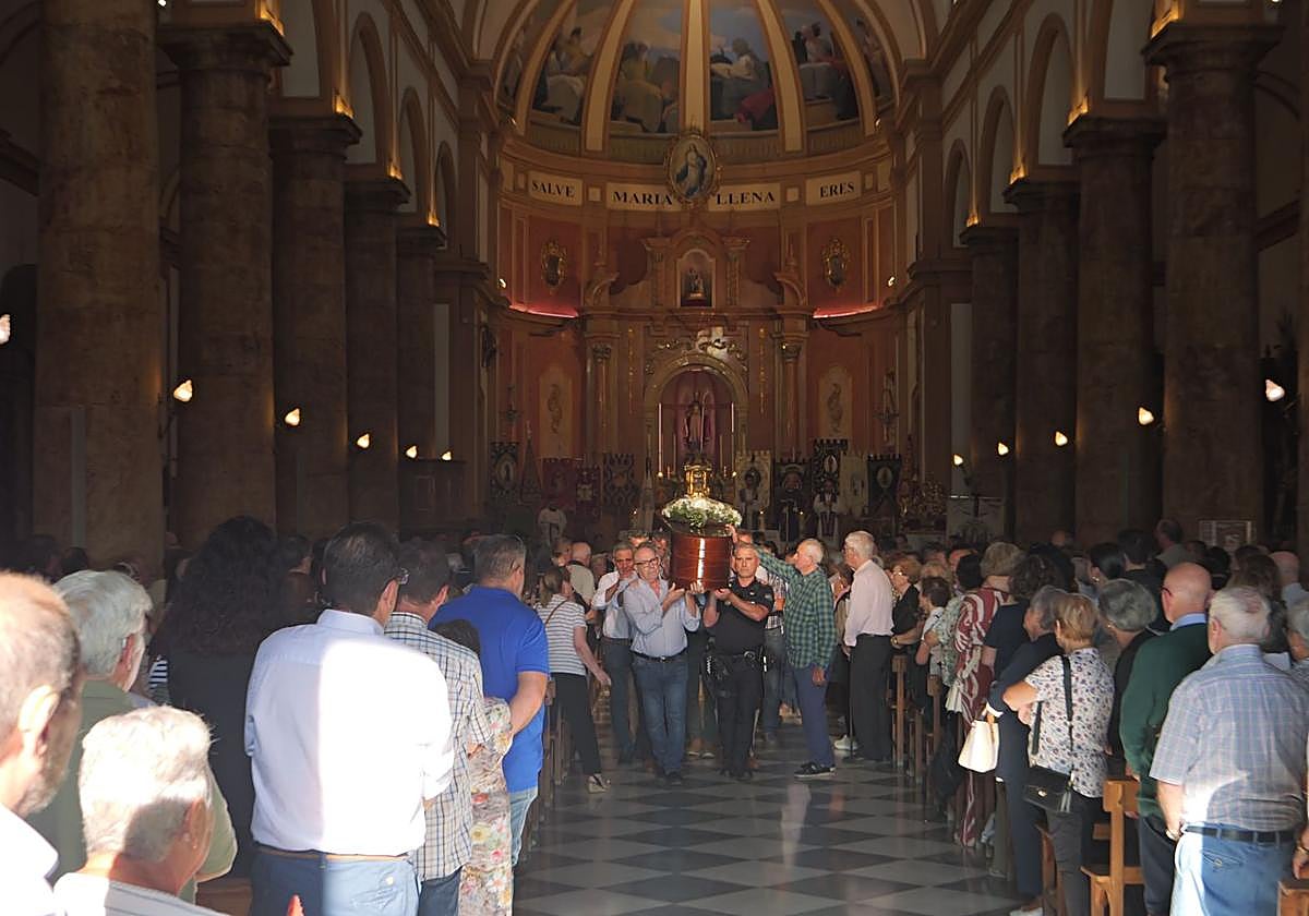 El féretro de Antonio Campos en el interior de la parroquia.