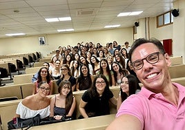 Javier Díaz Castro con sus alumnos de primero de Farmacia de la UGR.