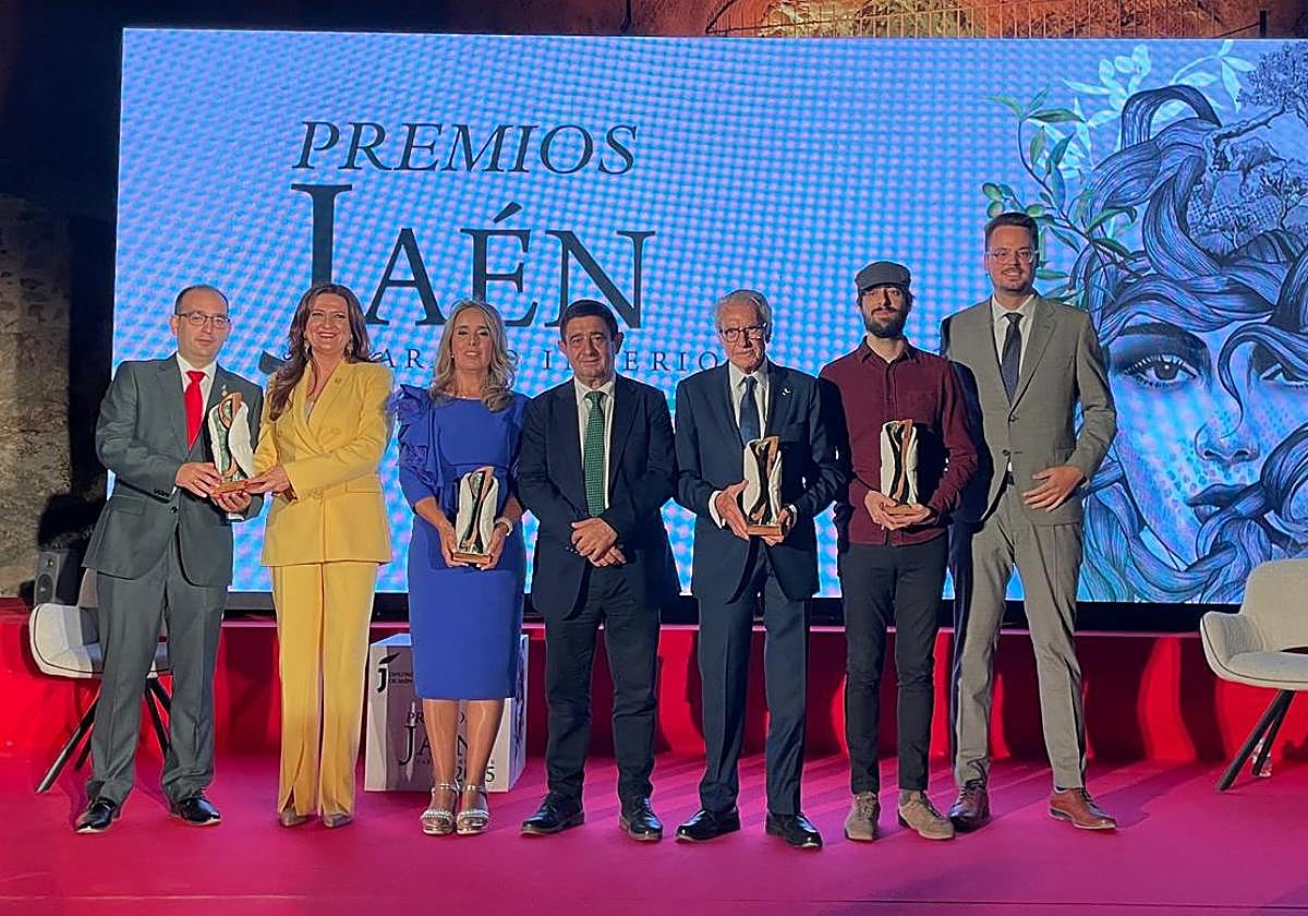 Foto de familia de los galardonados.