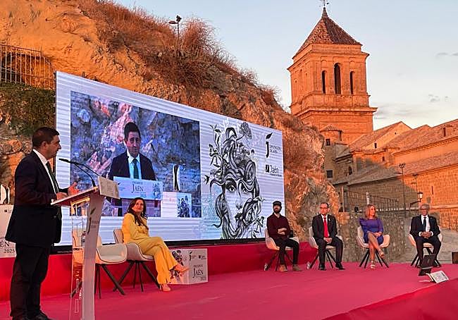 Paco Reyes toma la palabra ante los galardonados