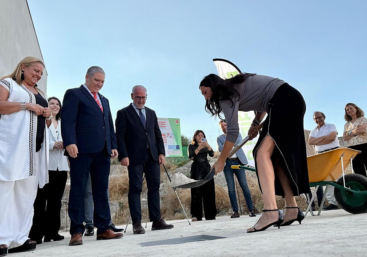 La consejera Loles López coloca la primera piedra de la residencia