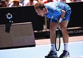 Enfado de Roberto Carballés al toparse de nuevo con problemas físicos en el torneo de Braga.