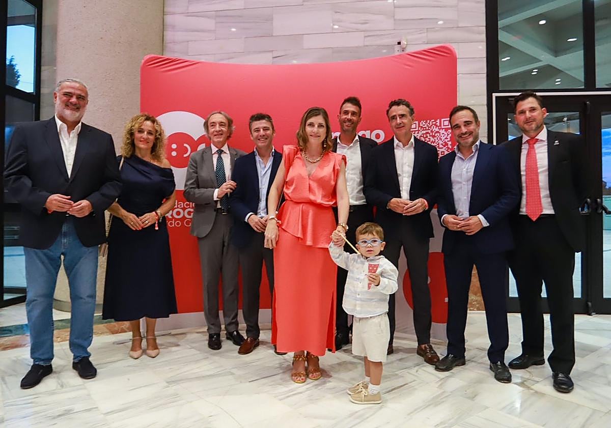 Imagen principal - La familia con el pequeño Ricardo y las autoridades en la gala de presentación de la fundación y los bocetos del proyecto.