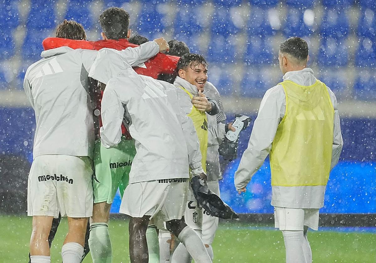 Futbolistas del Granada en el banquillo celebran la victoria en Huesca.