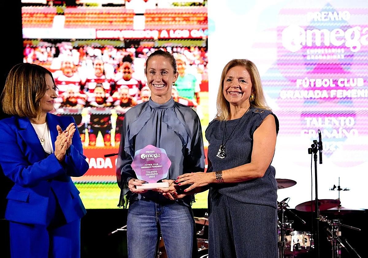 Lauri y María del Carmen Rodríguez Zurita recogen el premio de AMEGA al Granada femenino.