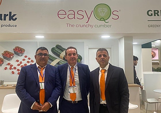 Representantes de la empresa Las Hortichuelas, en su stand de Fruit Attraction.