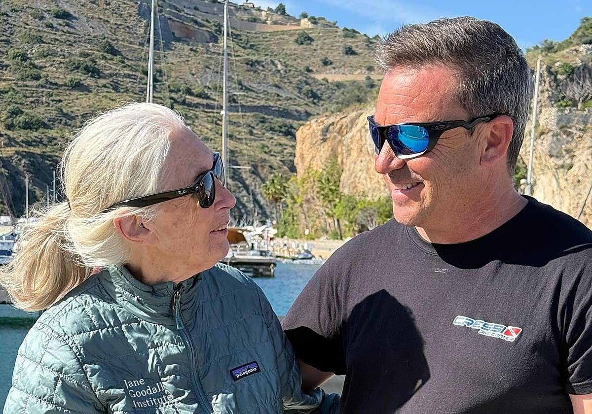 Jane Goodall en el barco de Open Water buscando ballenas por La Herradura.