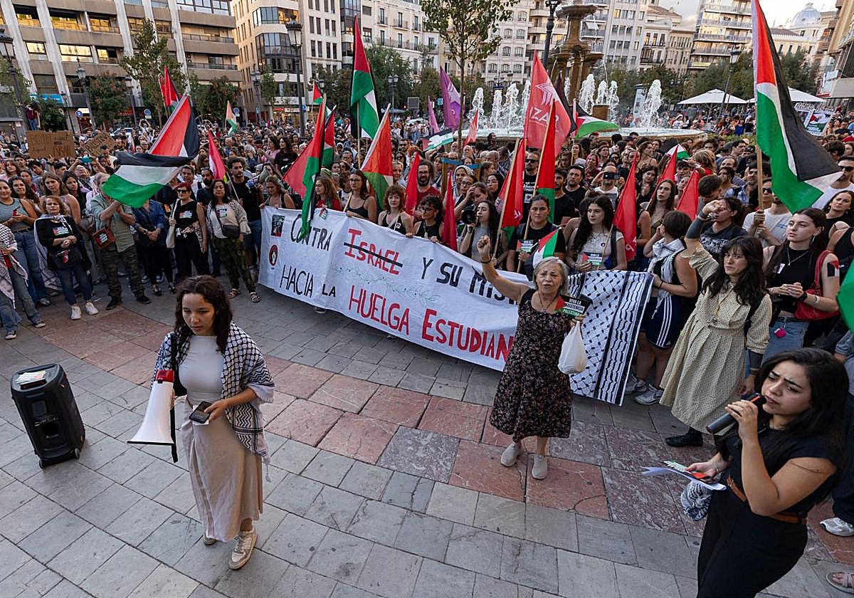 Los manifestantes en la Fuente de las Batallas.