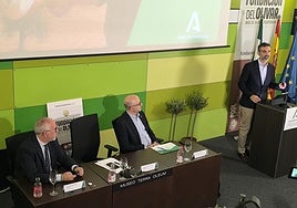 Jesús Estrella y Manuel Gómez Galera escuchan la intervención de Ramón Fernández-Pacheco.