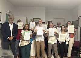 El abogado, a la izquierda, junto a los afectados.