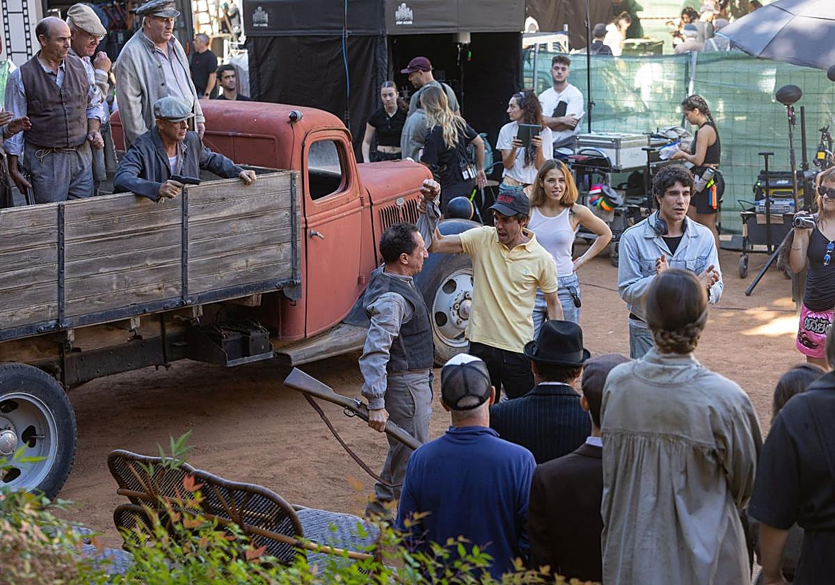 Imagen principal - Javier Ambrossi y Javier Calvo, en el set de rodaje; y algunos de los figurantes. 