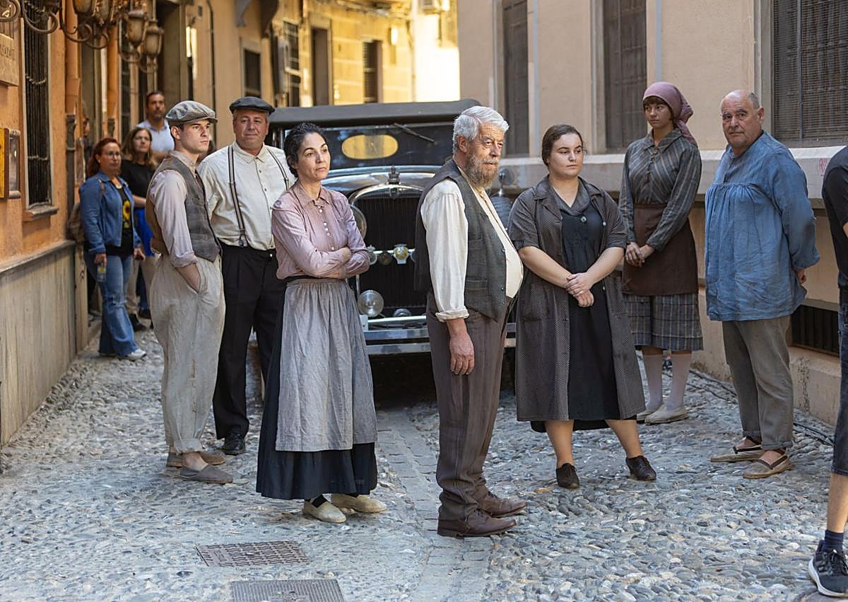 Imagen secundaria 1 - Javier Ambrossi y Javier Calvo, en el set de rodaje; y algunos de los figurantes. 