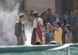 Javier Ambrossi da instrucciones a dos actores, en la Plaza de Santa Ana.