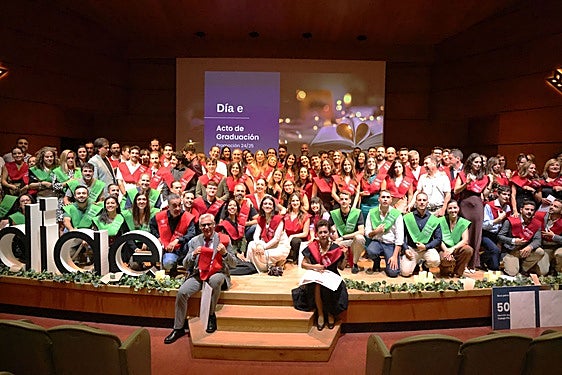 Los 244 alumnos y alumnas de la nueva promoción de ediae celebran juntos sobre el escenario su graduación.