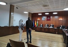 El acusado declarando ante el tribunal asistido por una intérprete.