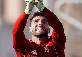 Luca Zidane despeja un balón de puños durante un entrenamiento.