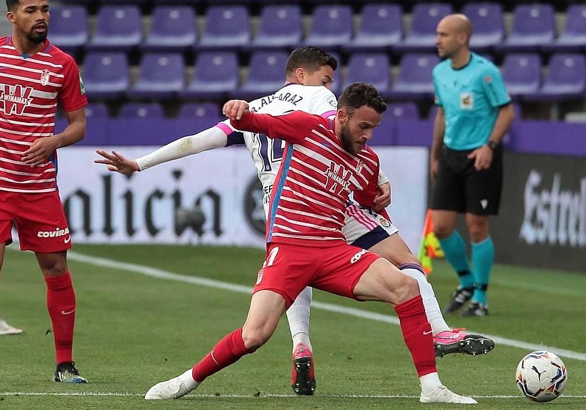 Quini pugna por un balón dividido con Rubén Alcaraz durante la última visita del Granada a Valladolid, en 2021.