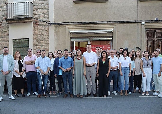 Foto de familia frente a la nueva sede del PSOE.