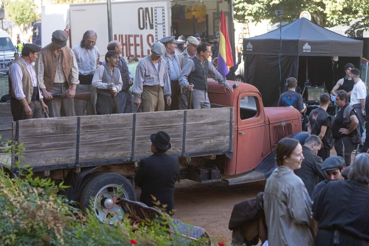 Las imágenes de los Javis en la Plaza de Santa Ana rodando para su nueva película