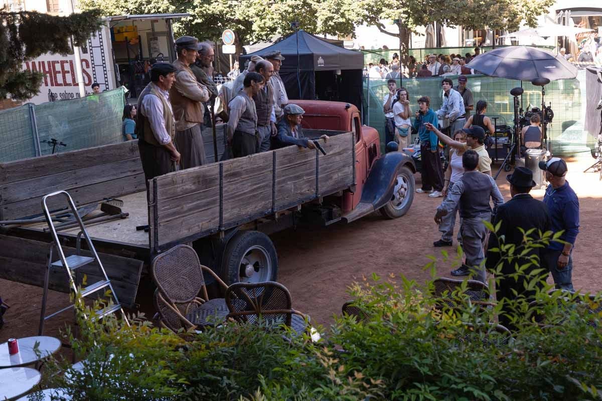 Las imágenes de los Javis en la Plaza de Santa Ana rodando para su nueva película