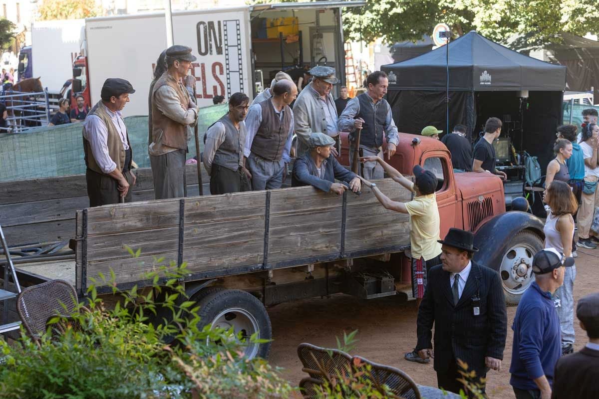 Las imágenes de los Javis en la Plaza de Santa Ana rodando para su nueva película