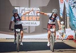 Luis Ángel Maté y Natalia Fischer lideran la primera cita de la Škoda Titan Desert Almería