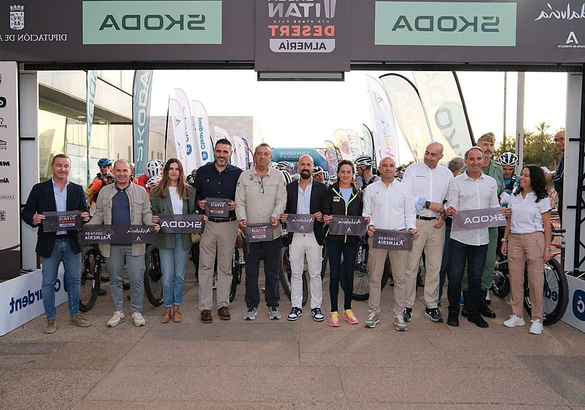 Imagen principal - Luis Ángel Maté y Natalia Fischer lideran la primera cita de la Škoda Titan Desert Almería