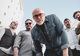 Formación de la banda granadina Los Desperfectos liderada por Salva Serrano (centro)