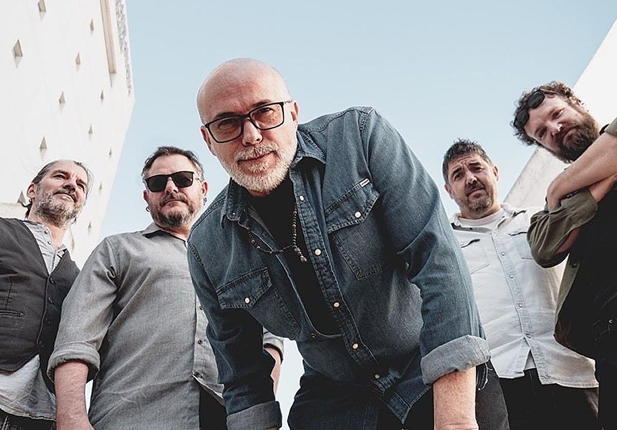 Formación de la banda granadina Los Desperfectos liderada por Salva Serrano (centro)