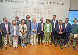 Foto de familia tras presentar los fondos EDIL.