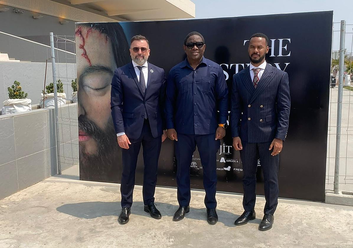 Imagen principal - La exposición internacional The Mystery Man llega a África como signo de Fe y Esperanza