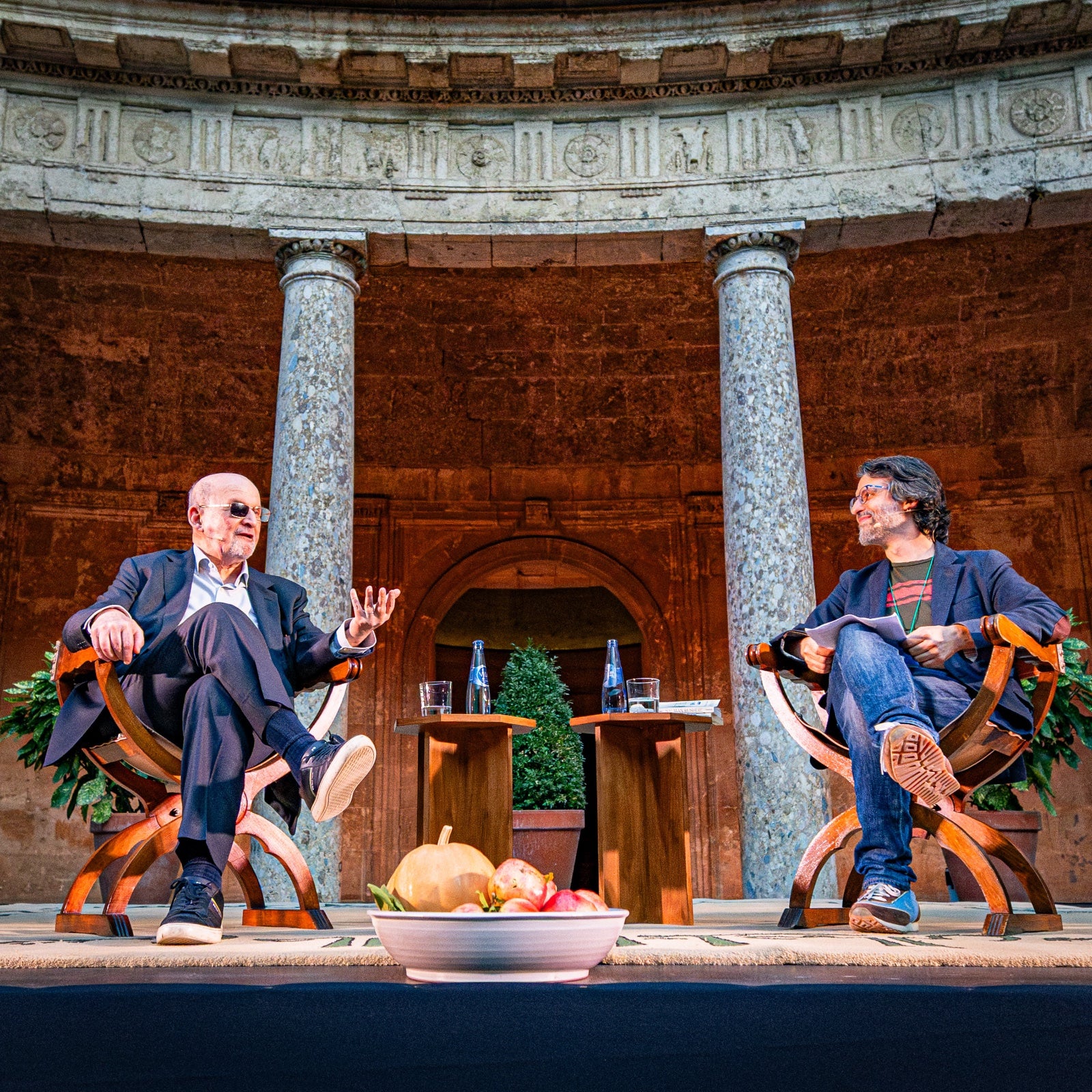 Las imágenes de Salman Rushdie en la Alhambra